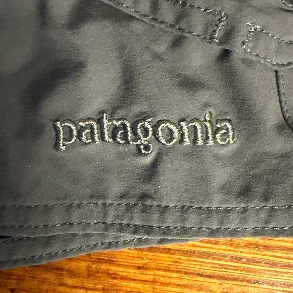 Patagonia Men's Wavefarer Cargo Boardshorts in a charcoal/forge gray Size 30